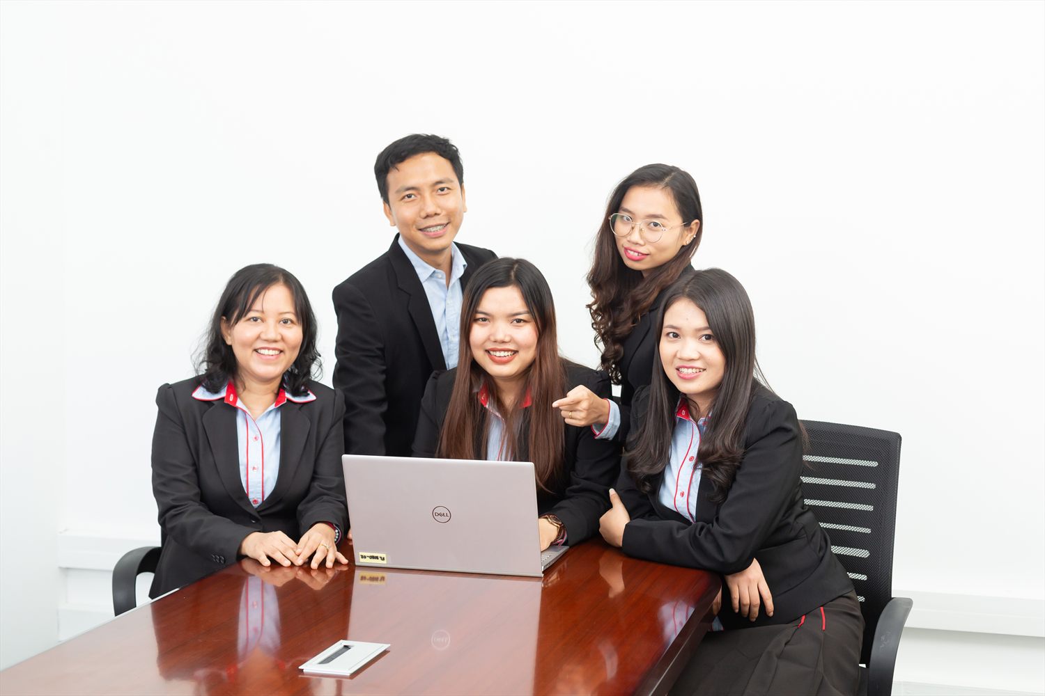 The IGS Consulting accounts team reviewing figures together at a laptop